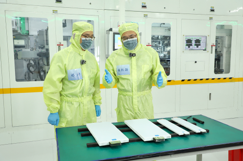 During the factory tour, Yang introduced the three generations of short-blade energy storage cells that have already been deployed at SVOLT's Chengdu base.